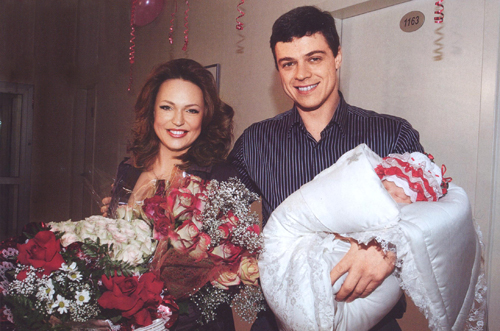 Довлатова со вторым мужем и новорожденной дочерью