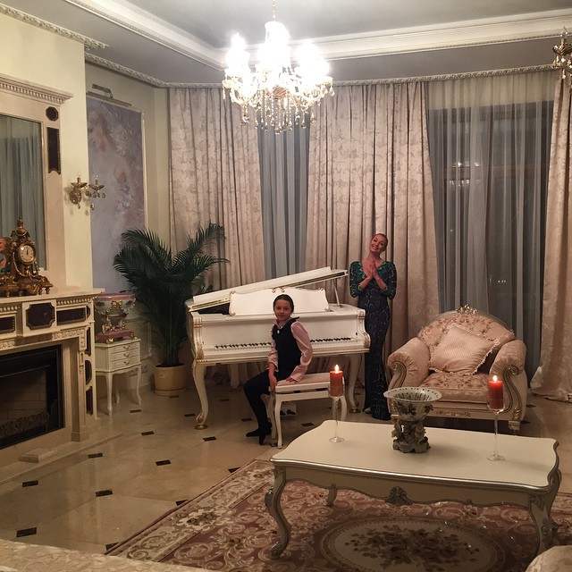 Анастасия Волочкова с дочерью Ариадной в новом доме