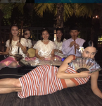 Кэти Перри в тайскими музыкантами, фото май 2015