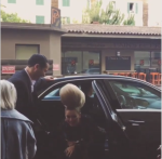 Канны 2015: Лена Ленина с трудио помещается в лимузине с высокой прической. Фото из Инстаграма