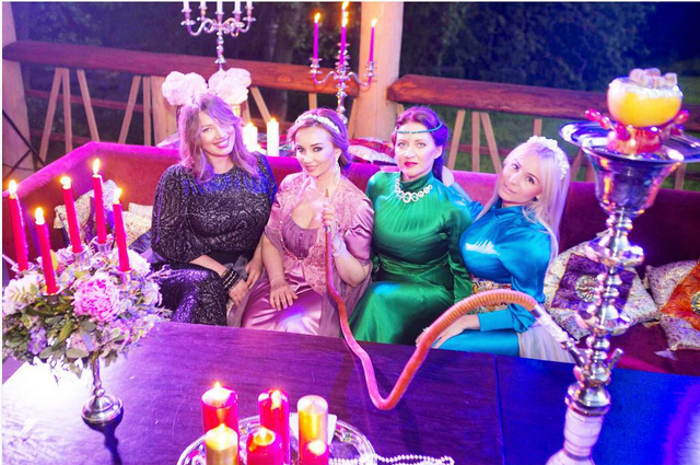 Анфиса Чехова празднует девичник с подругами, фото 2015 в ресторане за кальяном