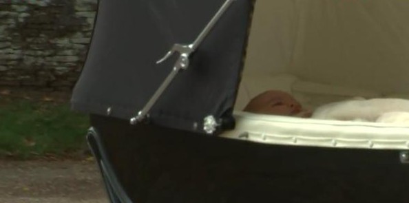 Фото принцессы Шарлотты в день крещения в коляске