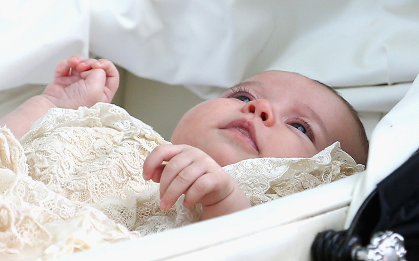 Фото принцессы Шарлотты в кружевной крестильной рубашке