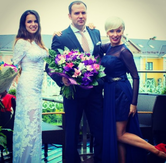 На фото Жанна Эппле с Сергеем Жориным и невесткой Ангелиной в день свадьбы сына Потапа