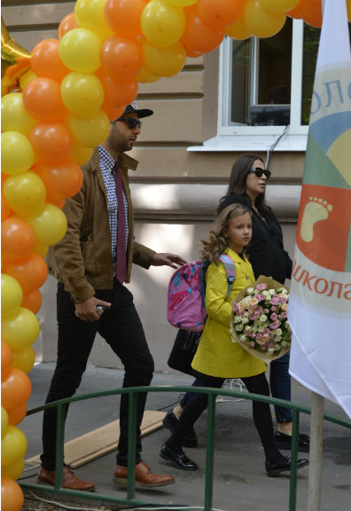 Иван Ургант с женой Натальей Кикнадзе ведут дочь в школу 1.09.2015