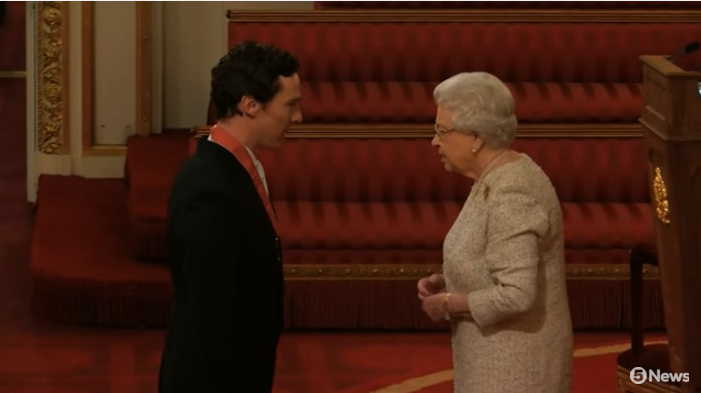 На фото Бенедикт Камбербэтч получает орден из рук королевы Елизаветы