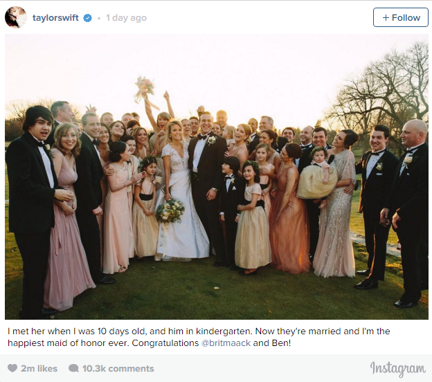 Тейлор Свифт (на заднем плане с букетом в руке) на свадьбе своих друзей, фото из Инстаграма