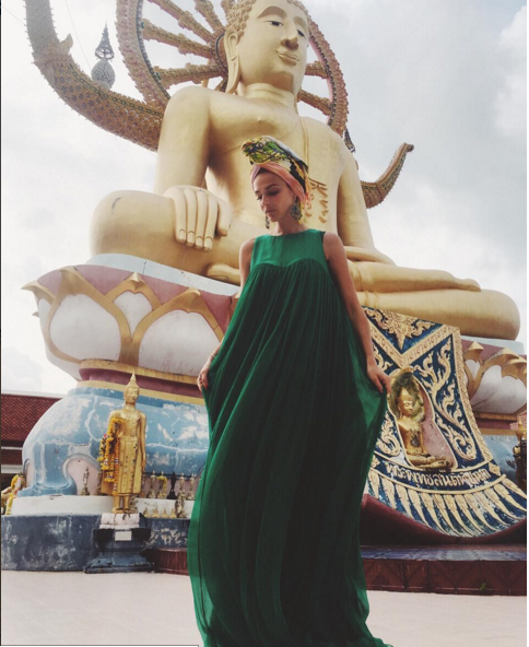 Фото Водонаевой на фоне статуи Будды февраль 2016