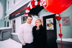 Алексей Самсонов и Юлия Щаулина перед салоном красоты, фото из Инстаграма, размещено примерно в начале февраля 2016