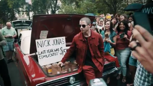 Ник Джонас 2016: фото во время продаж дисков из багажника машины