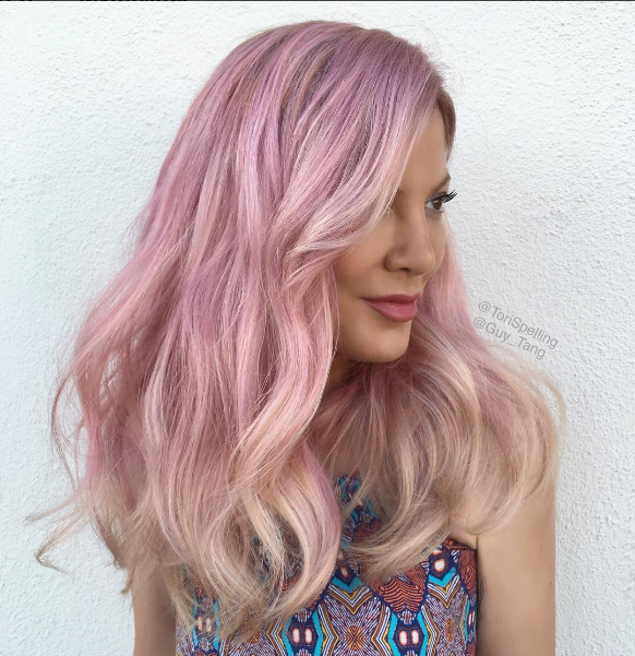 Тори Спеллинг фото сейчас в июле 2016 с розовыми волосами