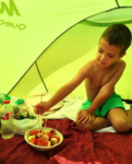 Сын Алены Водонаевой Богдан в палатке на пляже, фото август 2016 из Инстаграма Водонаевой