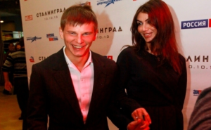 На фото Андрей Аршавин с Алисой Казьминой