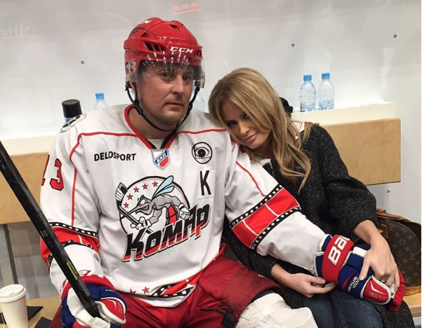 Дана Борисова с новым другом, капитаном хоккейной команды, фото