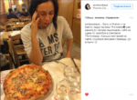 Настасья Самбурская пробует итальянскую пиццу, фото сентябрь 2016