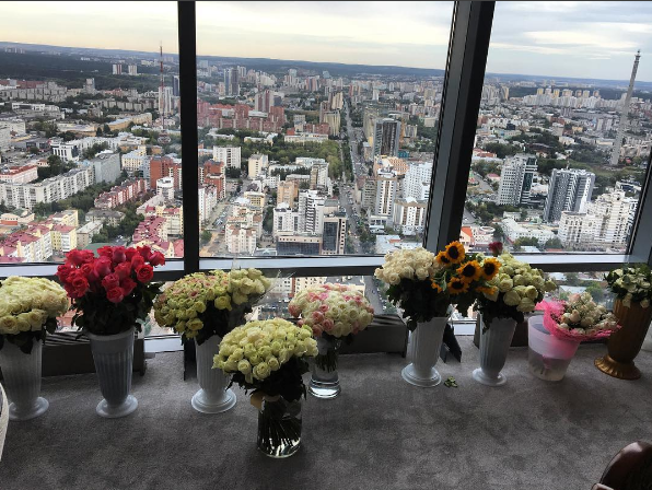 Фото из Инстаграма Волочковой: вид на Екатеринбург из окна отеля в БЦ "Высоцкий" 51 этаж