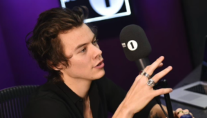 Гарри Стайлс (Harry Styles) 2017, фото во время интервью на радиостанции Би-Би-Си