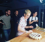 Кэти Перри фото из Инстаграма на фоне вишневого пирога после релиза сингла Bon Appetit, апрель 2017