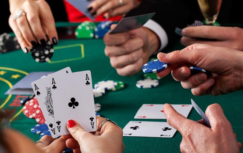 Как играть в покер онлайн с бесплатными фишками?